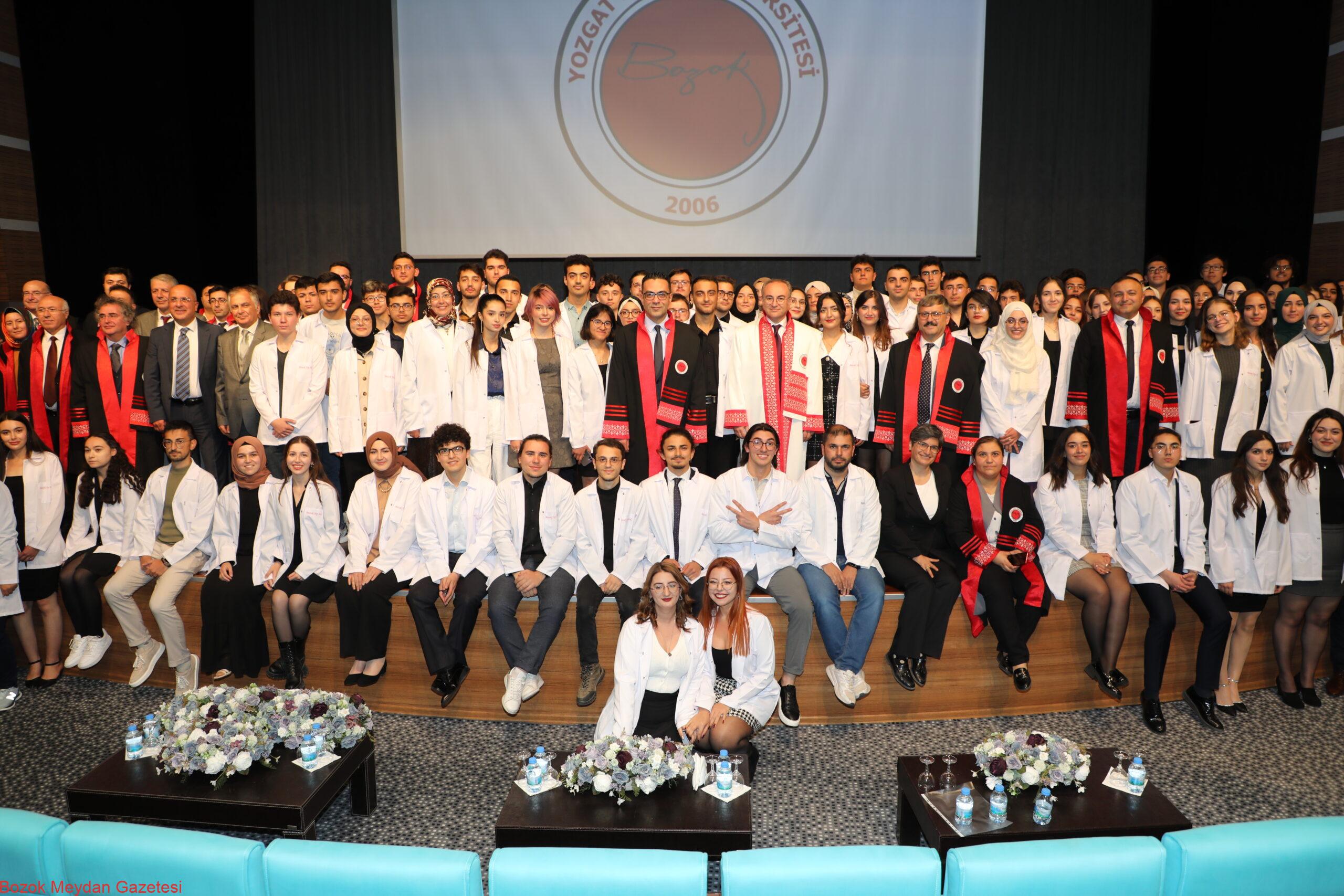 Beyaz Önlük Giydiler