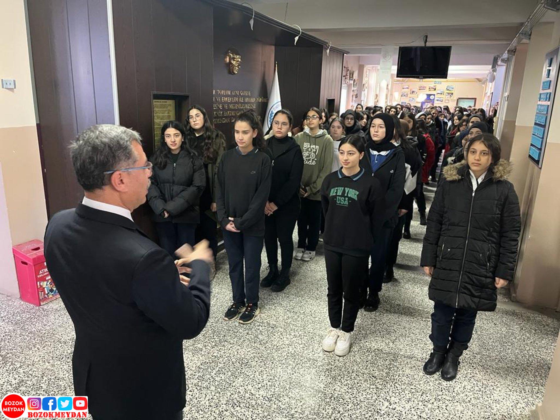 İstiklal Marşını Öğrencilerle Okudu