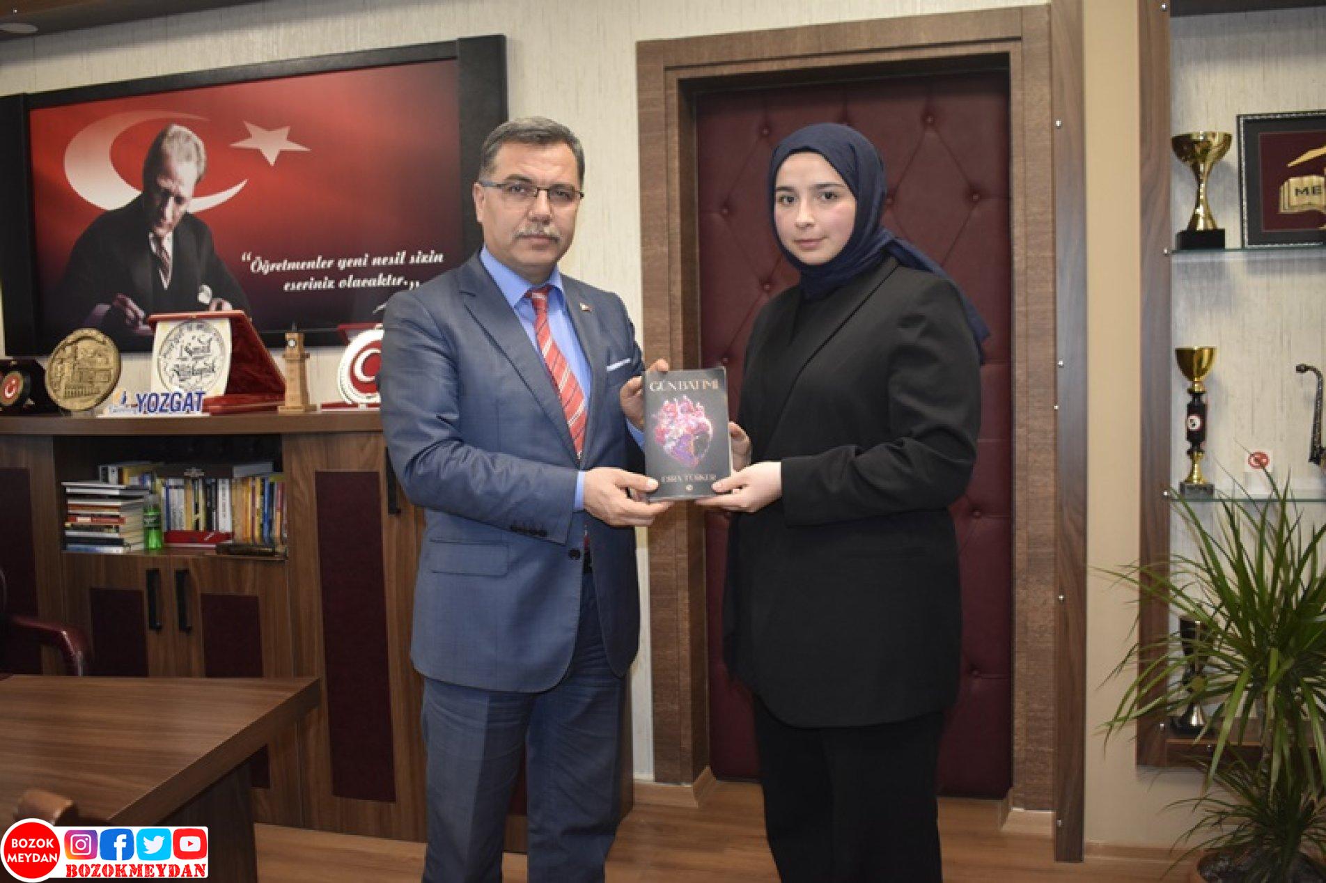 Sarıkayalı Genç Yazar İlk Romanını Milli Eğitim Müdürüne Takdim Etti