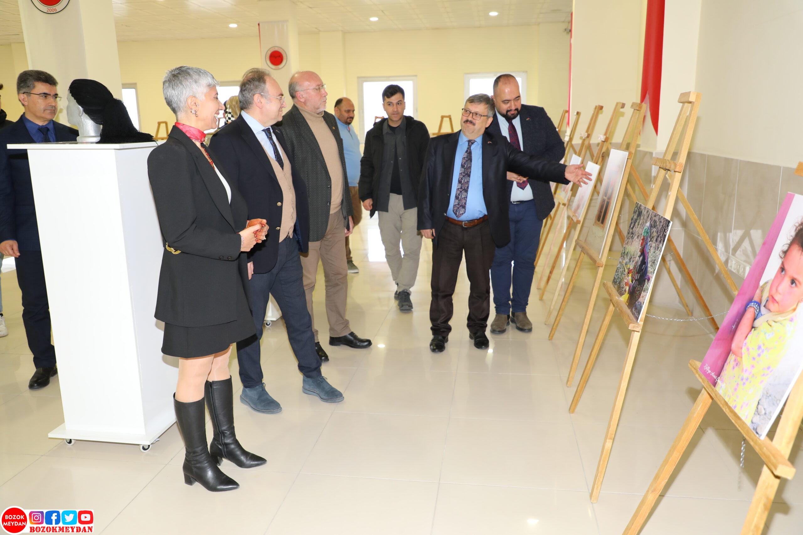 Rektör Yaşar “Yüzler ve Suretler” sergisini ziyaret etti