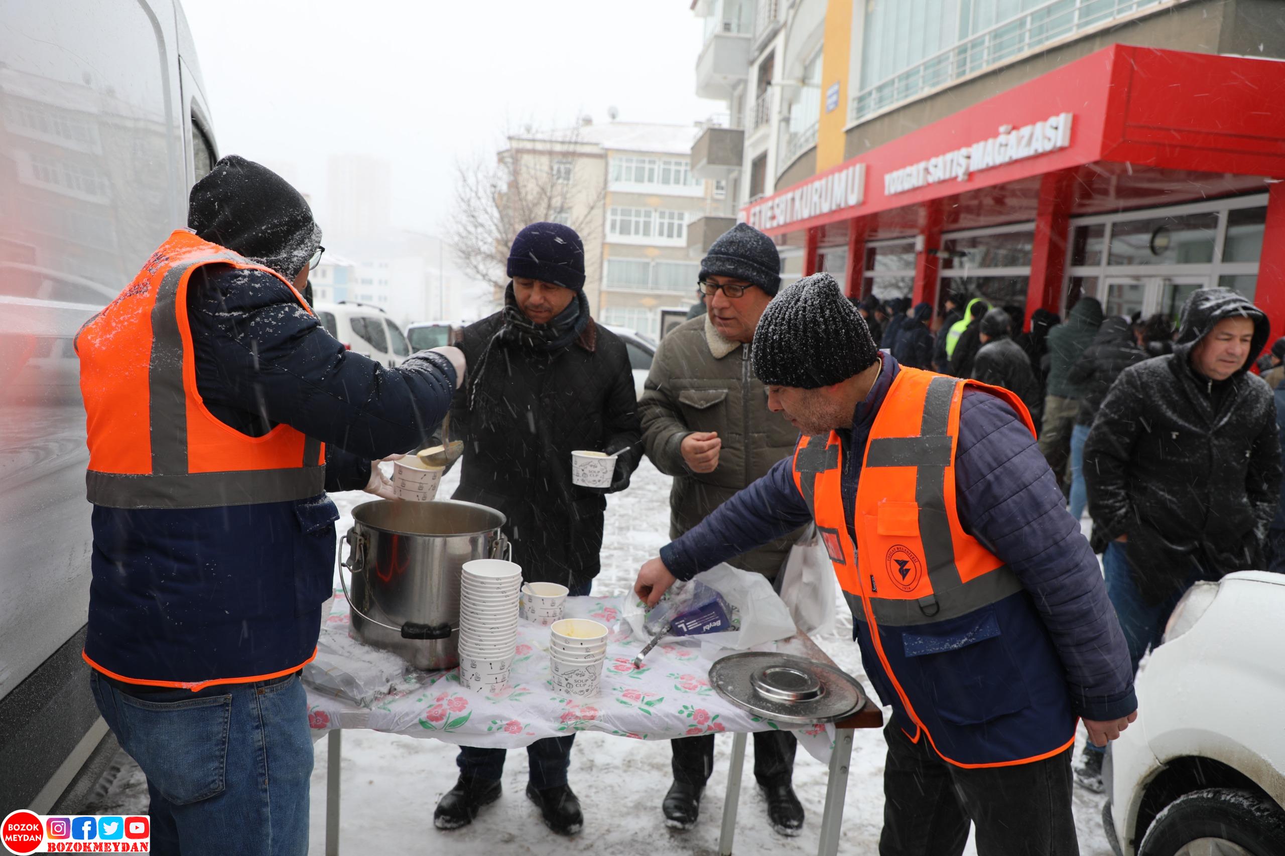 Et ve Süt Kurumu Kuyruğundaki Vatandaşlara Çorba Dağıtıldı