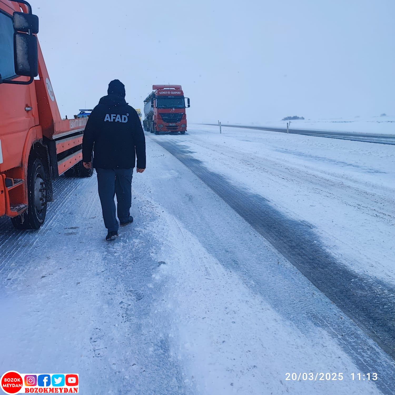 Alaca Yolu’nda Buzlanma Nedeniyle Mahsur Kalan 20 Araç Kurtarıldı