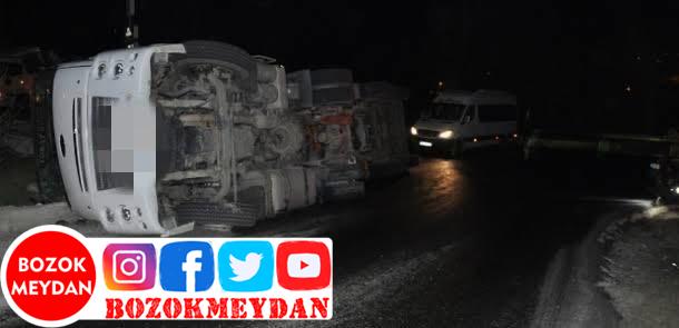 Akdağmadeni Pazarcık Mevkiinde Trafik Kazası: Yol Geçici Olarak Kapatıldı