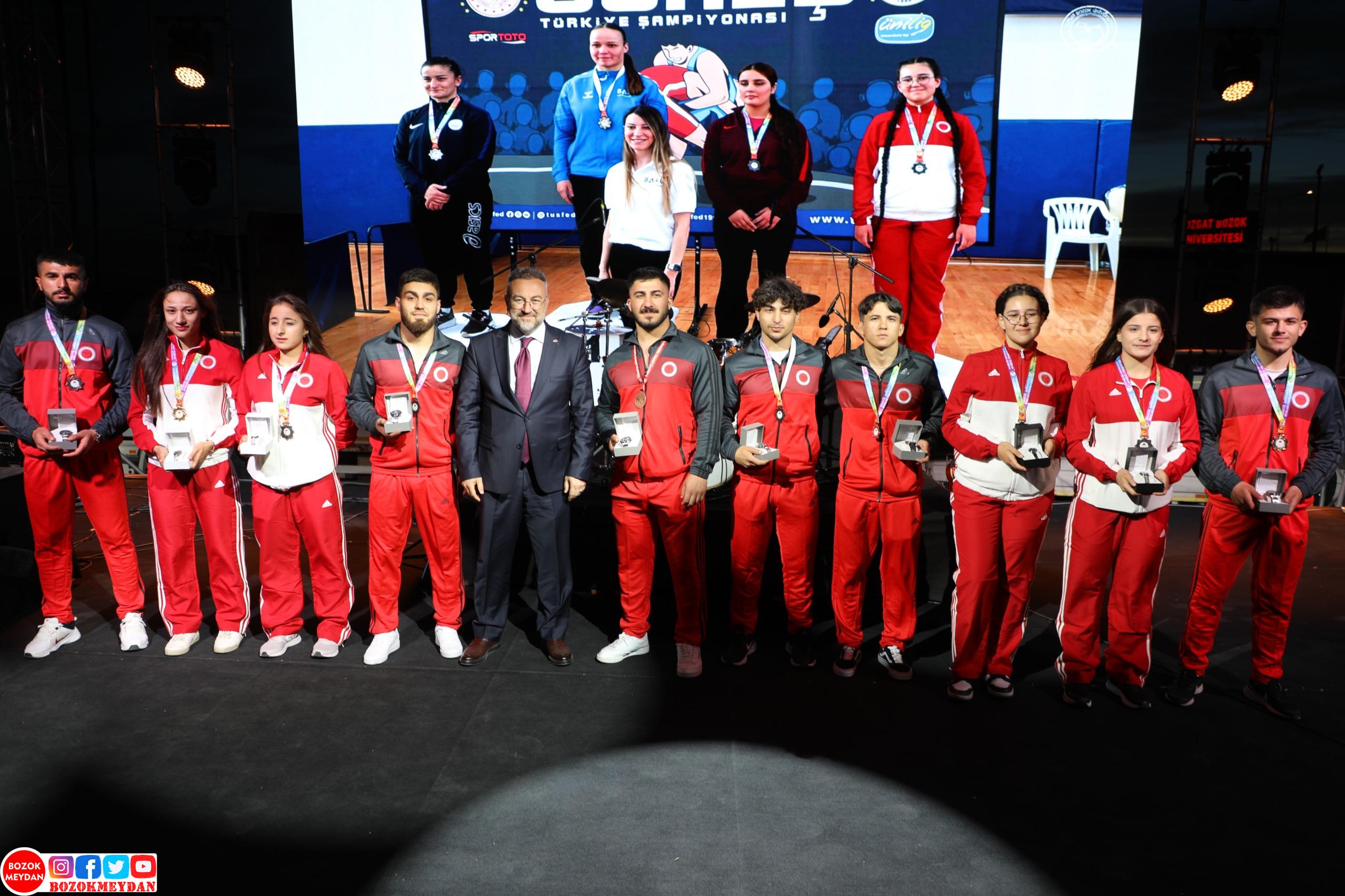 BOZOKLU SPORCULARA REKTÖR’DEN TEBRİK VE ÖDÜL